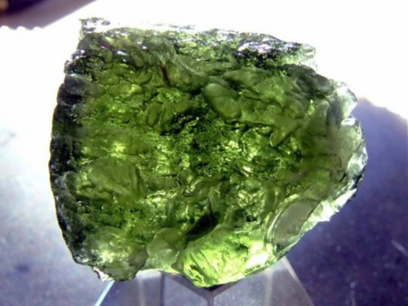 Хризалит - необработанный кристалл