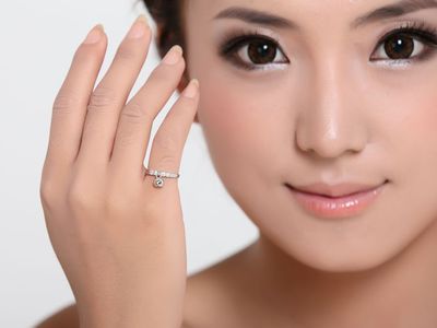 Кольца на пальцах: как правильно носить их, что означает украшение набольшом, среднем пальце и мизинце руки