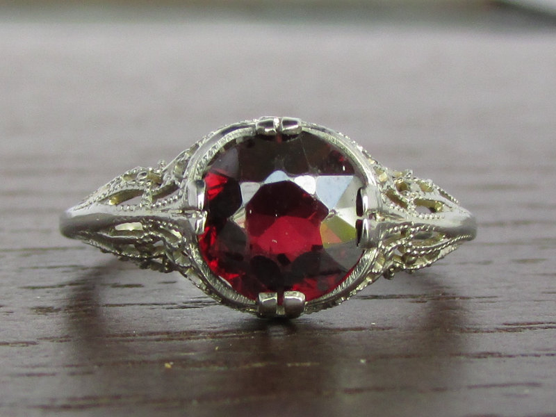 Роскошное кольцо с красным самоцветом