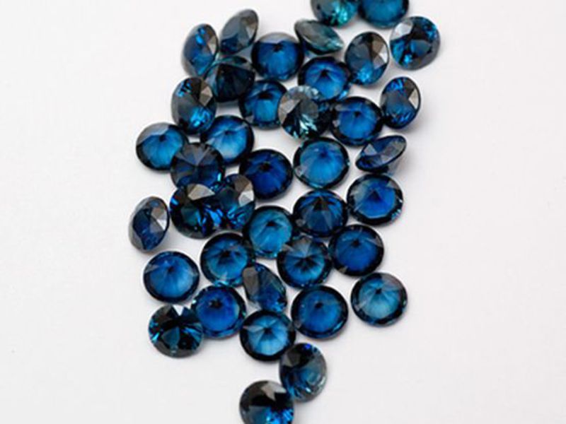 Сапфир происходит от греческого sappheiros, что означает синий камень