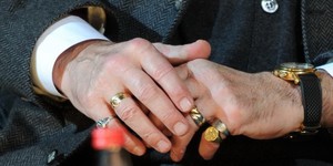 Что означает когда мужчина начинает носить кольцо или перстень на мизинце и на большом пальце