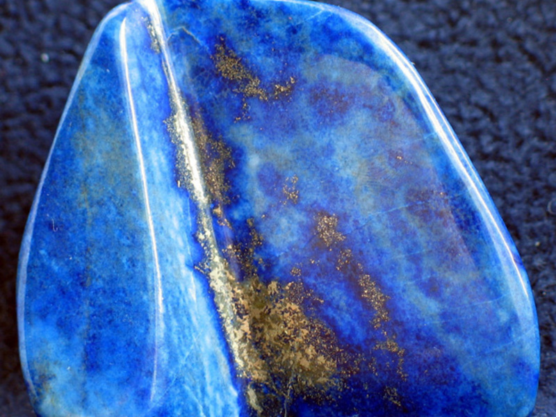 Лазурит - непрозрачный камень, обладающий синим либо зеленовато-голубым отливом