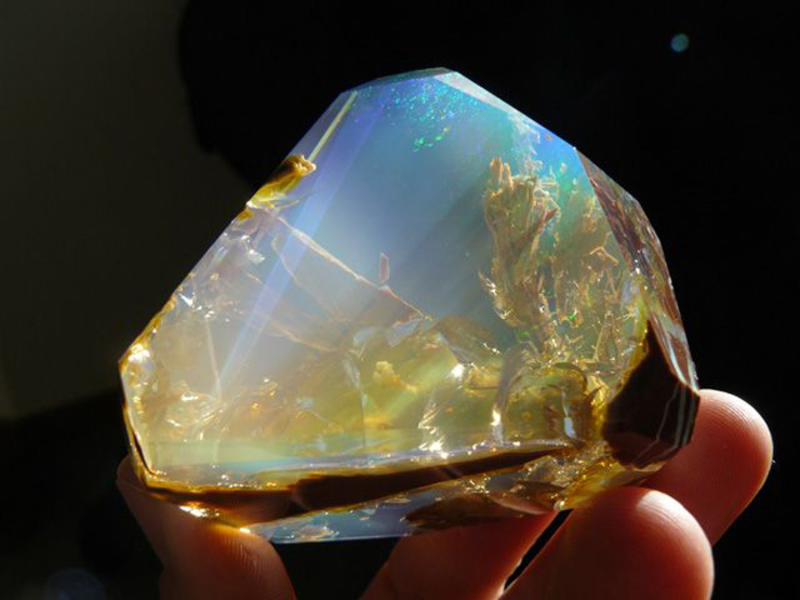 Характеристика драгоценного камня Серендибита