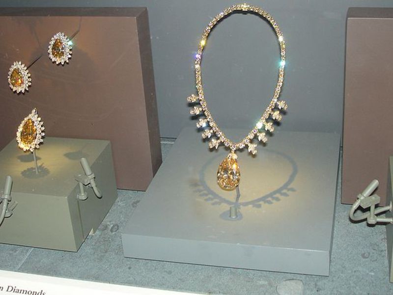 Среди множества цветных бриллиантов, одними из самых распространенных являются коричневые бриллианты