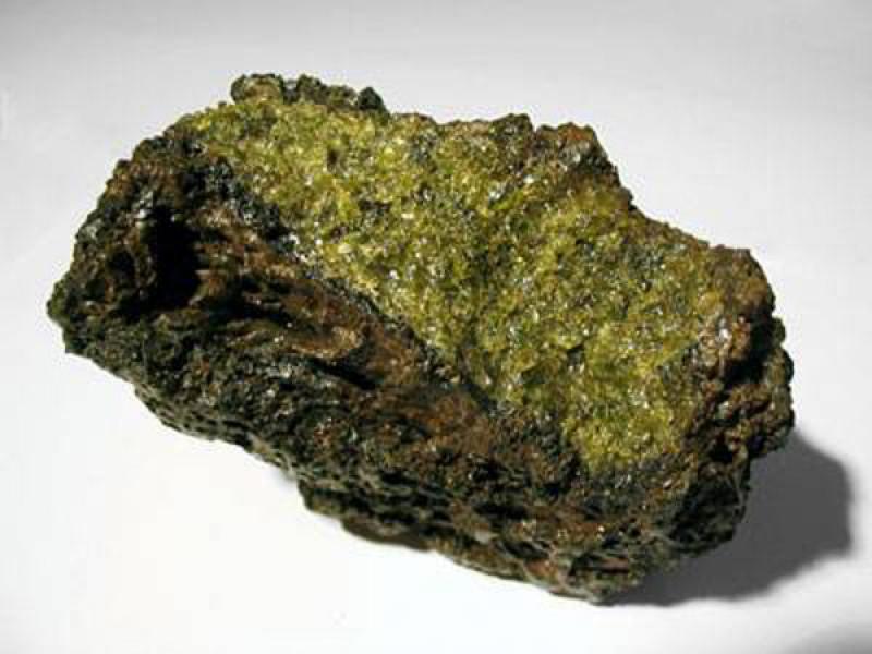 Блестящий камень оливин