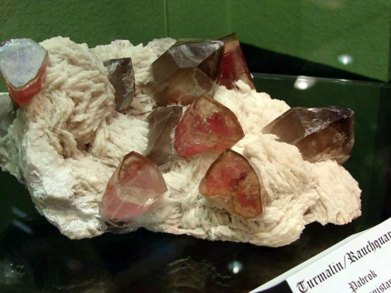 Природный редкий камень турмалин