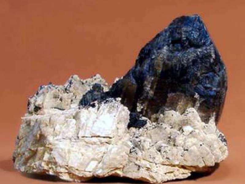 Природный минерал морион