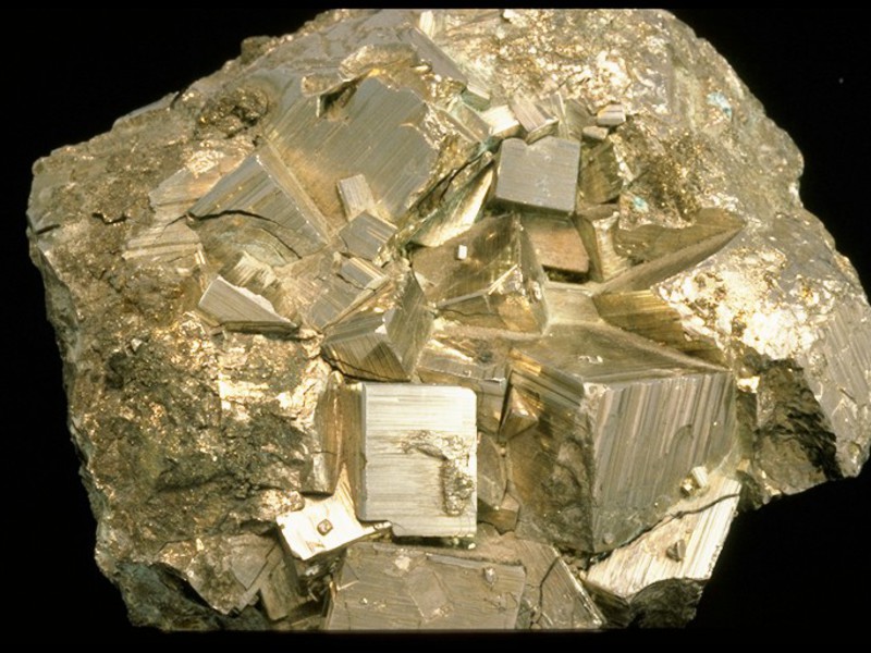 Природный минерал пирит