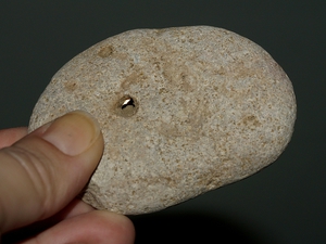 Необычный камень с дырочкой